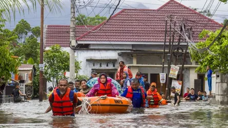ইন্দোনেশিয়ায় বন্যা-ভূমিধসে নিহত বেড়ে ১৩