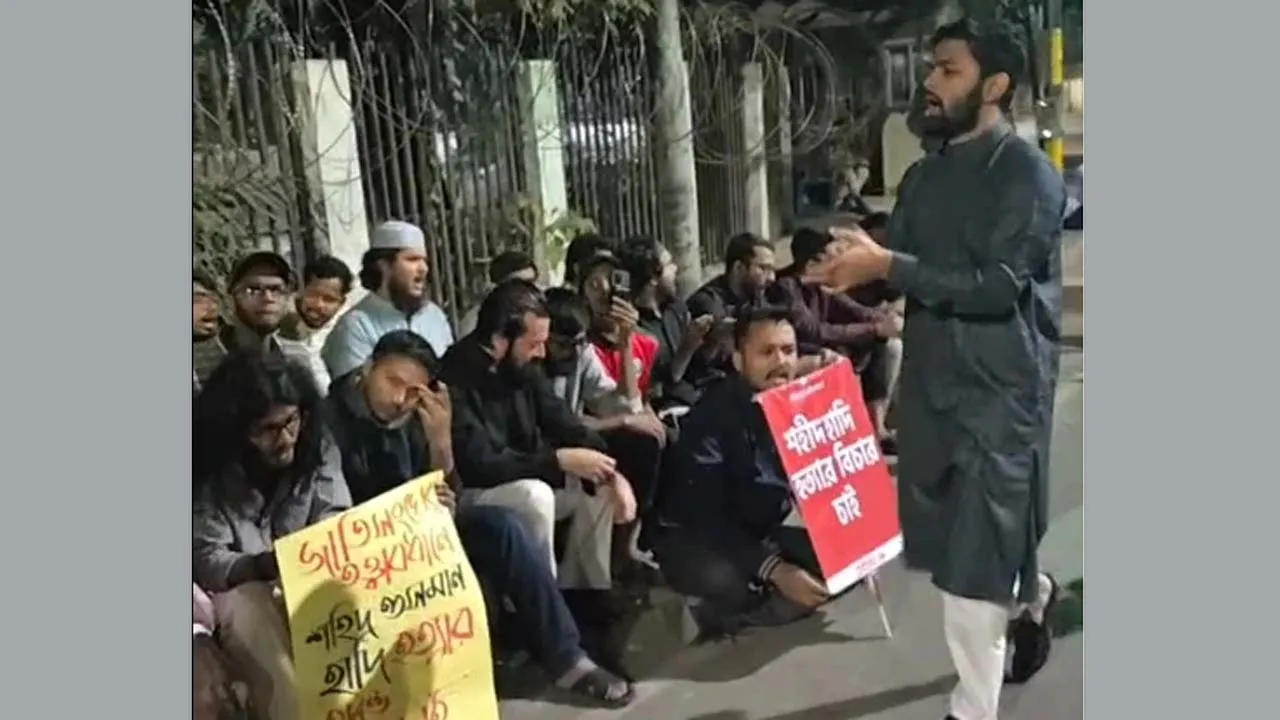 হাদি হত্যার তদন্ত দাবিতে যমুনার সামনে অবস্থান ইনকিলাব মঞ্চের