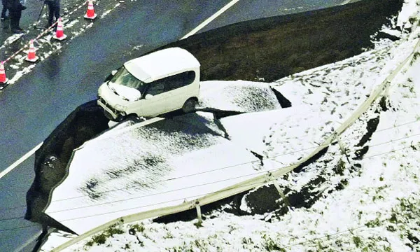 জাপানে ৭.৫ মাত্রার ভূমিকম্পে বাড়িঘরে আগুন, আহত ৩৩