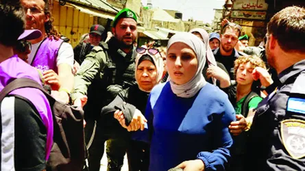 আল-আকসা প্রাঙ্গণে ফিলিস্তিনিদের ওপর উগ্র ইসরাইলিদের হামলা