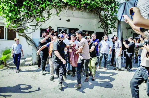 গাজায় পুলিশ সদর দফতরে ইসরাইলি বিমান হামলা : নিহত ১০