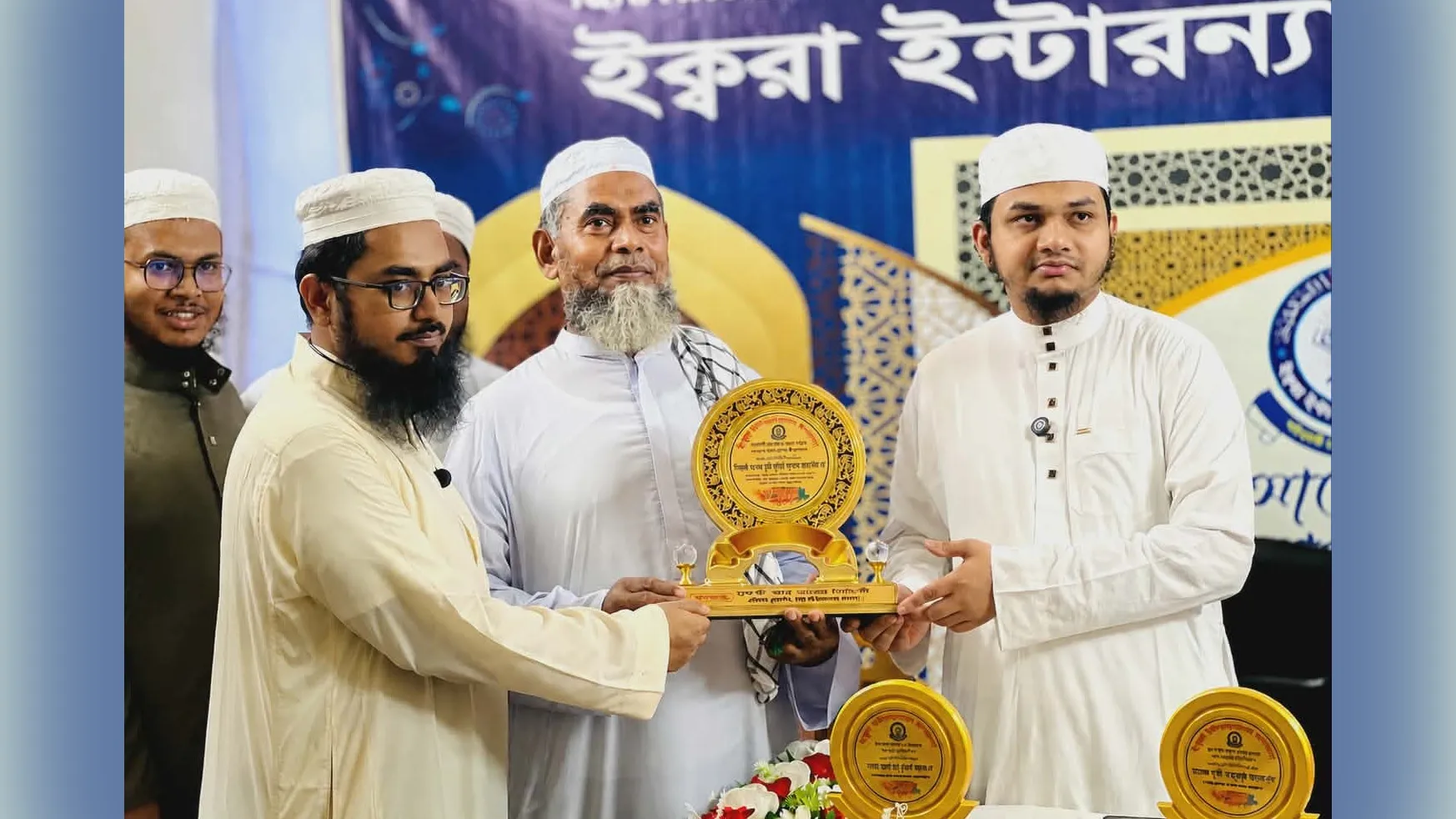বিশ্বজয়ী হাফেজ জাকারিয়াকে সম্মাননা দিল ইক্বরা ইন্টারন্যাশনাল মাদরাসা