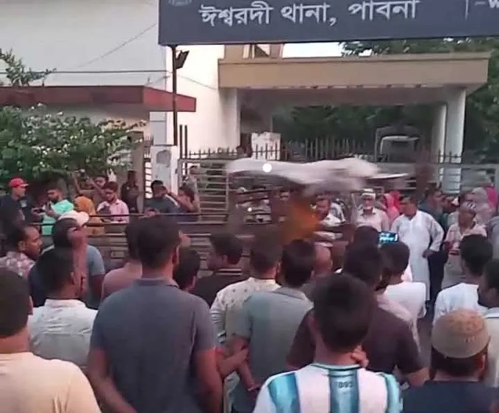 সাবেক ছাত্রদল নেতাকে ছেড়ে দেয়ার প্রতিবাদে থানা ঘেরাও