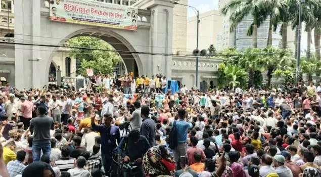 ইশরাকের সমর্থকদের ‘ব্লকেডে’ রাস্তা বন্ধ, নগর ভবনে তালা