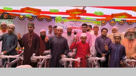 ৪০ দিন জামাতে নিয়মিত নামাজ আদায় : তরুণ মুসল্লিদের দেয়া হলো বাইসাইকেল