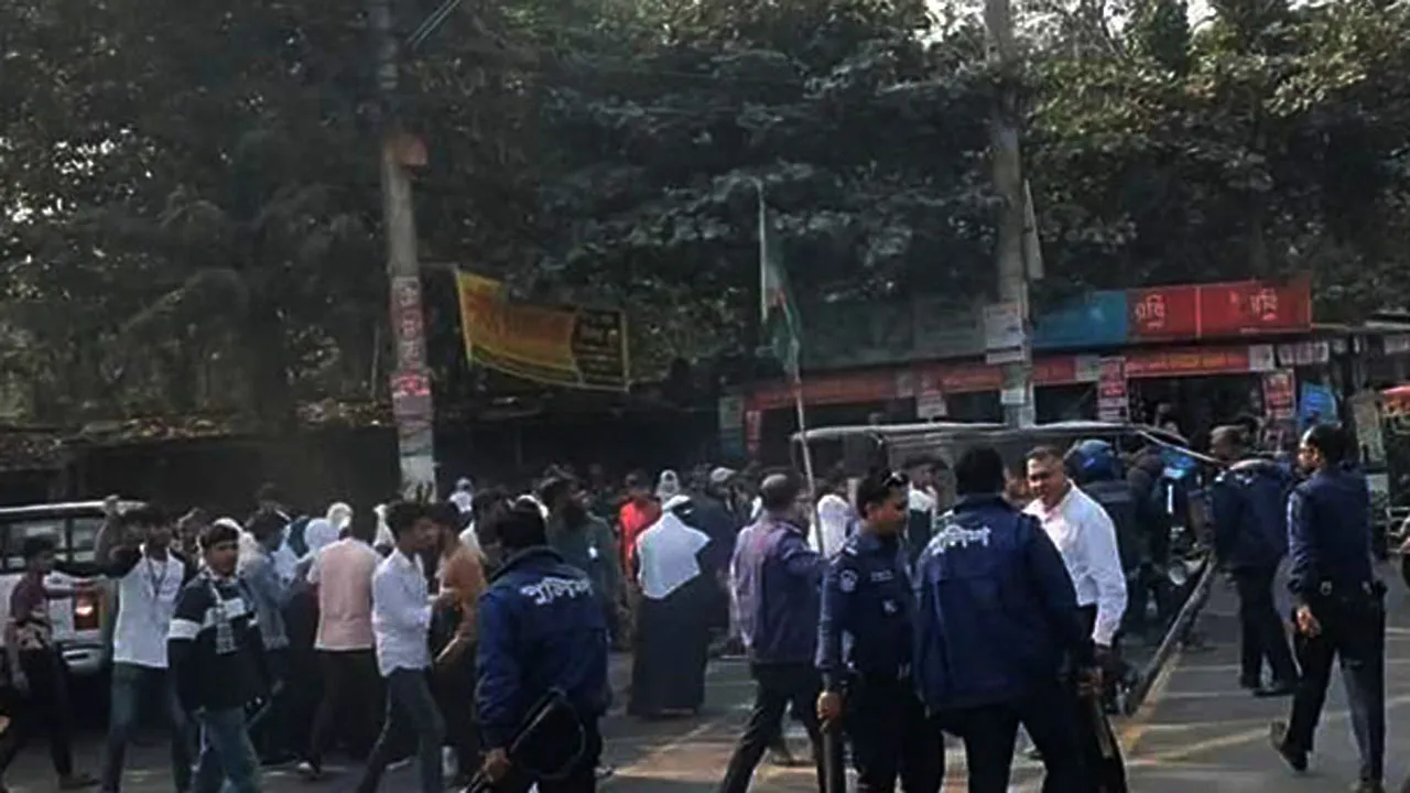 ঈশ্বরদীতে সড়ক অবরোধ করে শিক্ষার্থীদের বিক্ষোভ, পুলিশের লাঠিচার্জে আহত ২৩