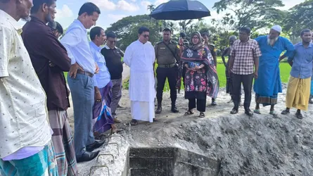 ঈশ্বরগঞ্জে সেতু ভেঙ্গে মাটি ভরাট, ভ্রাম্যমাণ আদালতের জরিমানা