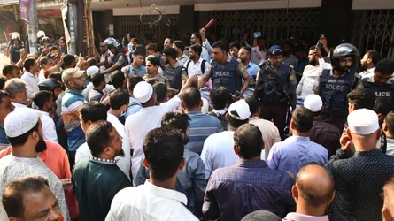 ইসলামী ব্যাংকের প্রধান কার্যালয়ের সামনে সংঘর্ষে ছয়জন আহত