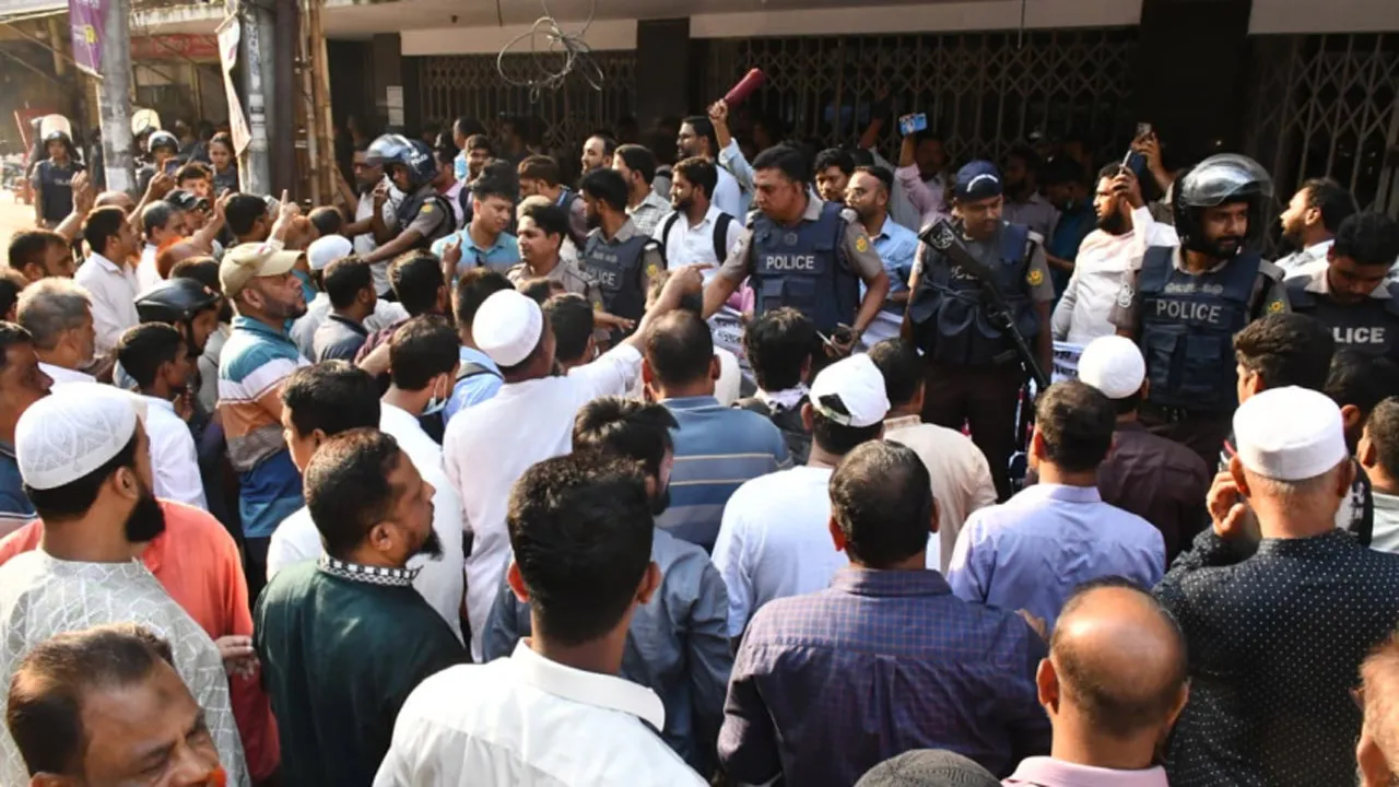 ইসলামী ব্যাংকের প্রধান কার্যালয়ের সামনে সংঘর্ষে ছয়জন আহত