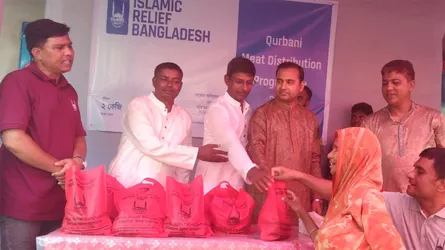 রাজারহাটে ১১২০ পরিবারে কোরবানির গোশত বিতরণ ইসলামিক রিলিফ বাংলাদেশের