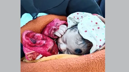 ইসলামপুরে রাস্তায় কুড়িয়ে পাওয়া শিশুর আশ্রয় হলো সম্ভ্রান্ত মুসলিম পরিবারে