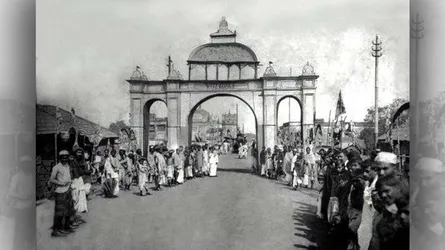 আরব্য ধাঁচের বাজার থেকে ঢাকার ব্যবসায়িক কেন্দ্রবিন্দু