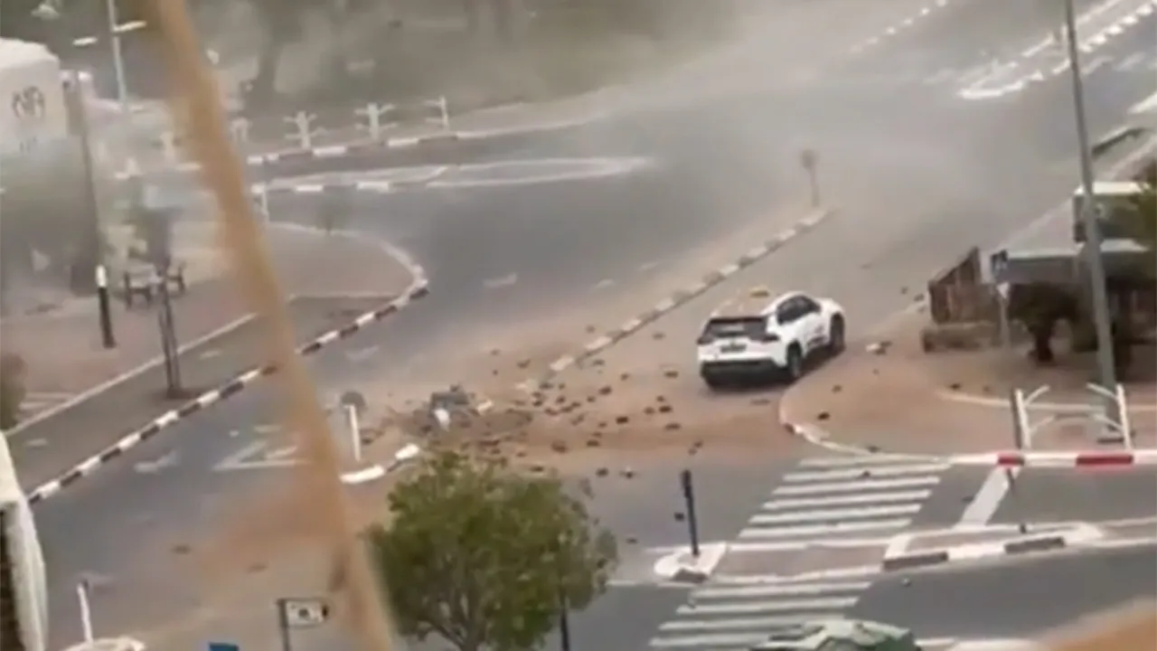 আকাশ প্রতিরক্ষা ভেদ করেই ইসরাইলে ইরানি ক্ষেপণাস্ত্রের আঘাত