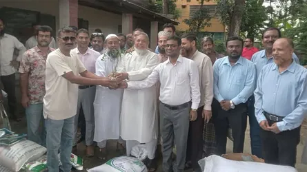 ঈশ্বরদীতে প্রান্তিক কৃষকের মাঝে বিনামূল্যে সার-বীজ বিতরণ