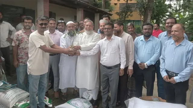 ঈশ্বরদীতে প্রান্তিক কৃষকের মাঝে বিনামূল্যে সার-বীজ বিতরণ