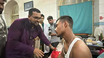 ঢামেকে আহত জুলাই যোদ্ধাদের মধ্যে ছাত্রদলের খাবার বিতরণ কর্মসূচি
