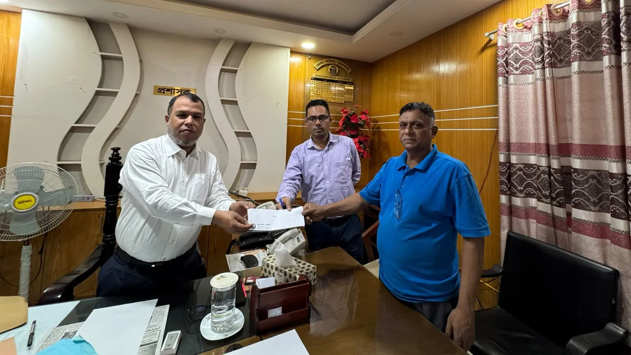 অগ্নিকাণ্ডে ক্ষতিগ্রস্ত পরিবারকে জেলা পরিষদ প্রশাসকের সহায়তা