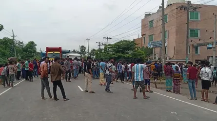 চৌদ্দগ্রামে বেতনভাতা বৃদ্ধির দাবিতে জেএমআই সিরিঞ্জ ফ্যাক্টরির শ্রমিকদের মহাসড়ক অবরোধ