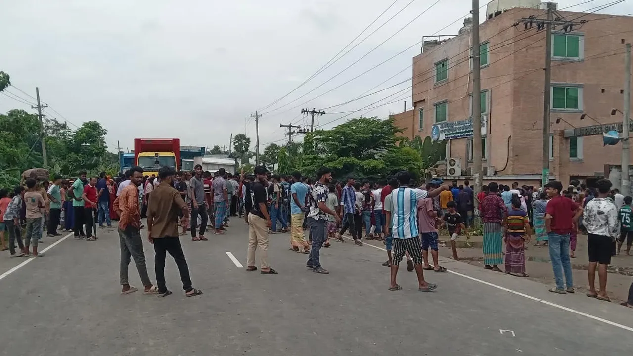 চৌদ্দগ্রামে বেতনভাতা বৃদ্ধির দাবিতে জেএমআই সিরিঞ্জ ফ্যাক্টরির শ্রমিকদের মহাসড়ক অবরোধ