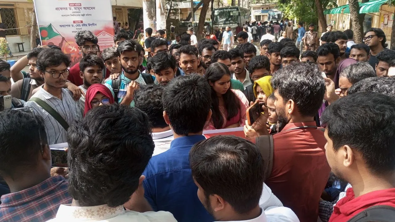 ছাত্রদলের হামলার প্রতিবাদে জবিতে বিক্ষোভ, বাঁধা প্রশাসনের
