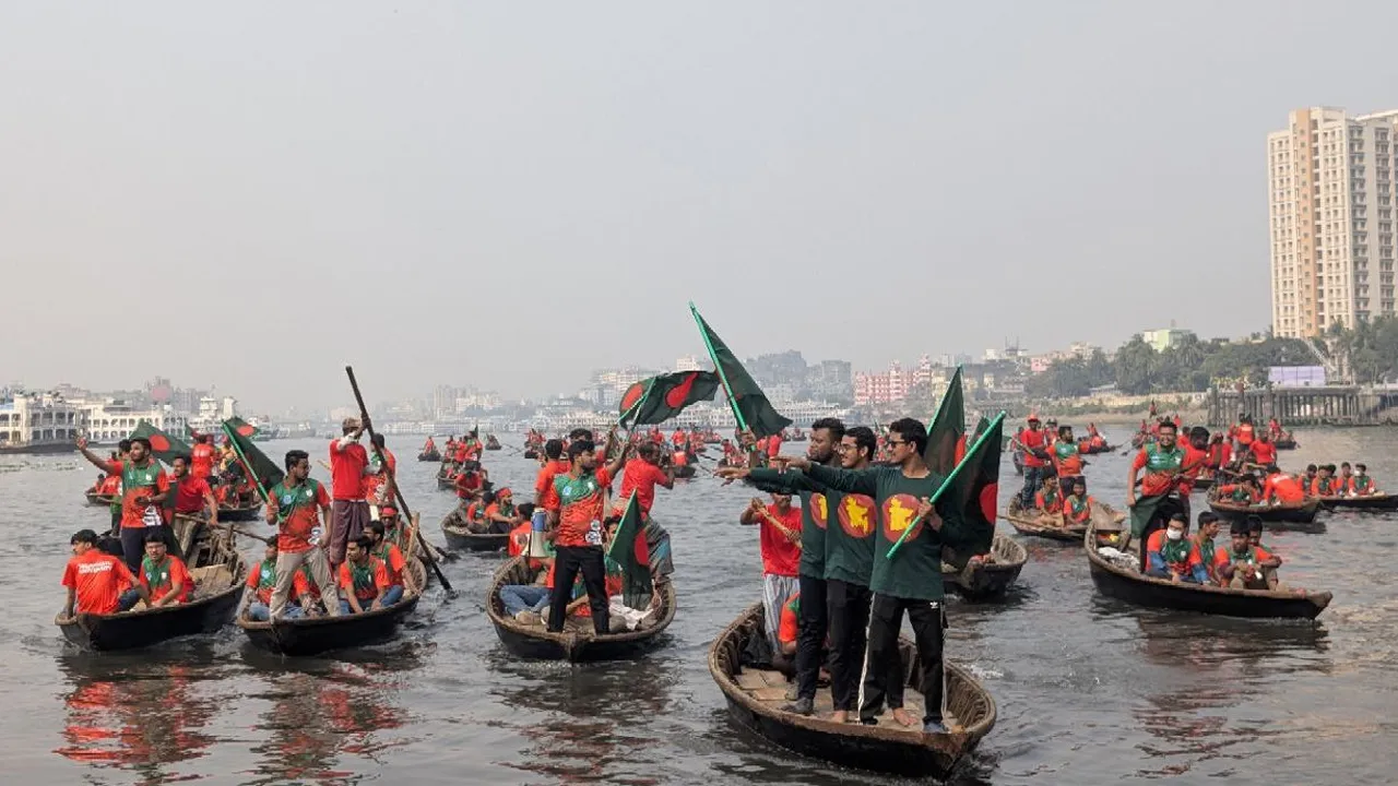 বিজয় দিবসে ১০০ নৌকা নিয়ে জবি শিবিরের নৌ-র‍্যালি