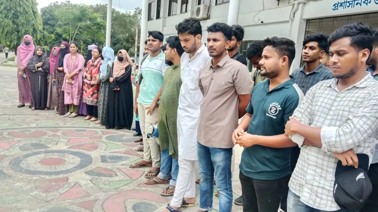 জাবিপ্রবিতে অ্যাম্বুলেন্সের দাবিতে শিক্ষার্থীদের মানববন্ধন