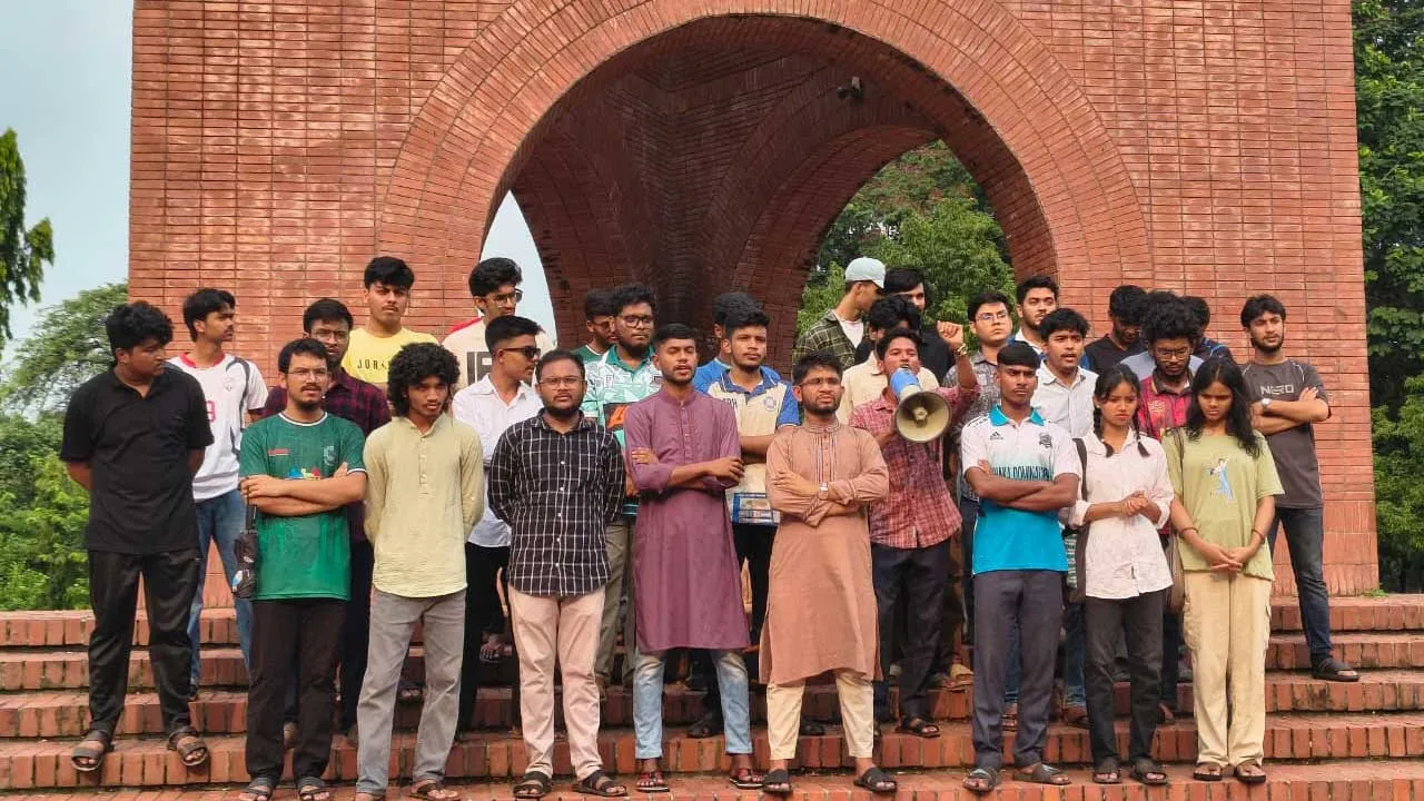 জাবি শিক্ষার্থীকে অপহরণ ও নির্যাতনের প্রতিবাদে বিক্ষোভ