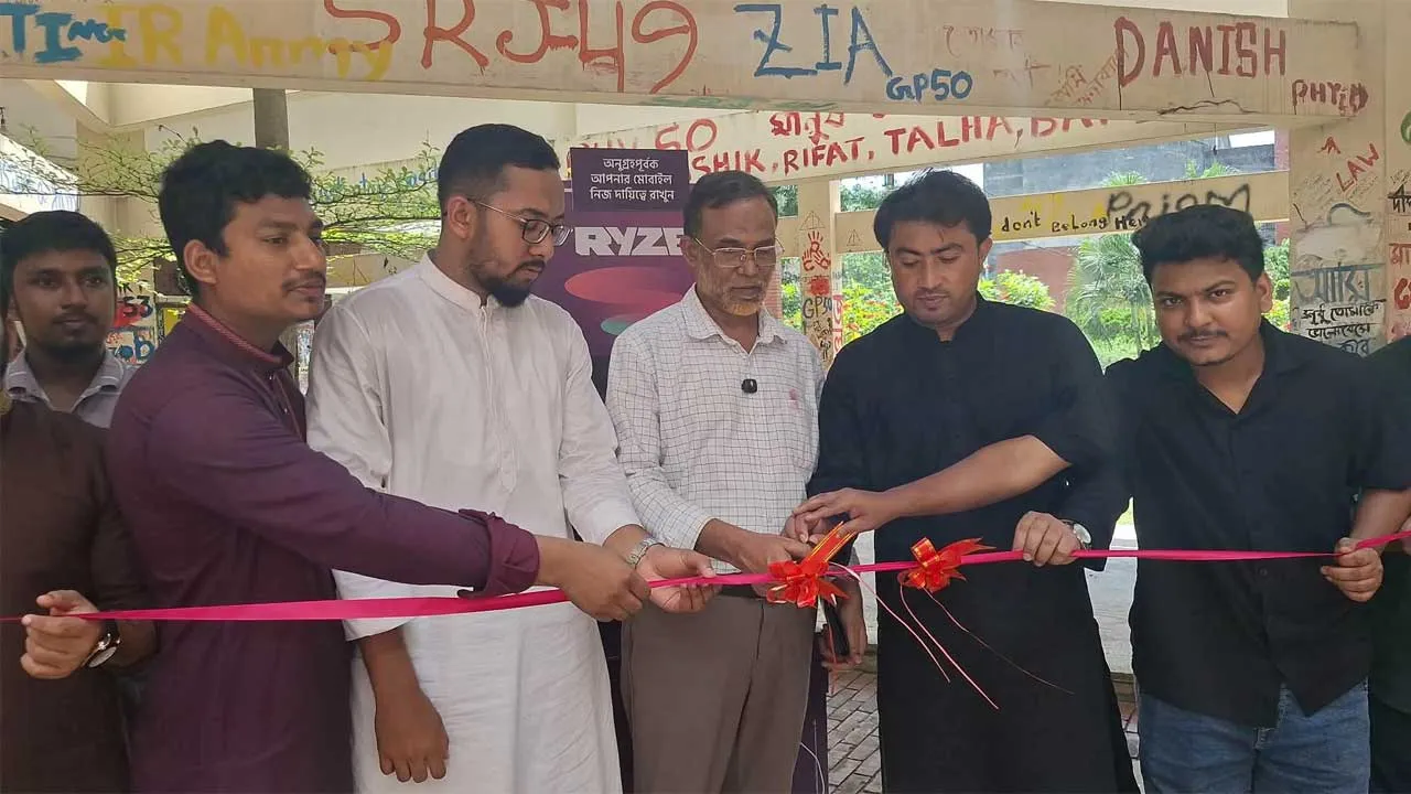 জাকসুর উদ্যোগে জাবিতে মোবাইল চার্জিং পয়েন্ট চালু