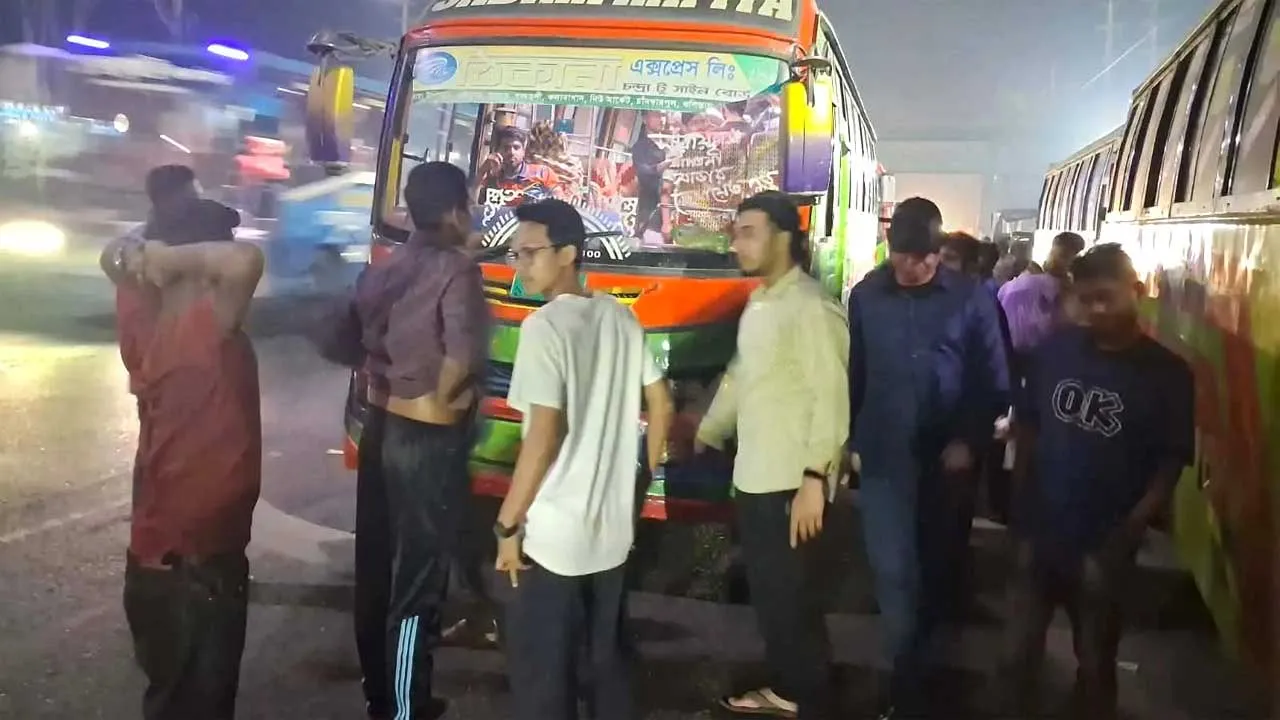 চলন্ত গাড়ি থেকে জাবি শিক্ষার্থীকে ফেলে দেয়ার ঘটনায় ৬ বাস আটক