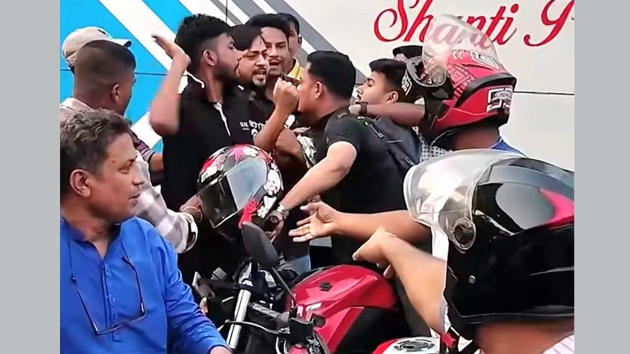লাইন ভেঙে তেল নেয়ার প্রতিবাদ করায় জাবি শিক্ষার্থীকে মারধর