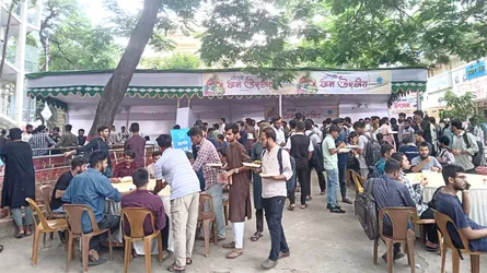 জবি শিবিরের ফল উৎসবে শিক্ষার্থীদের উপচেপড়া ভিড়