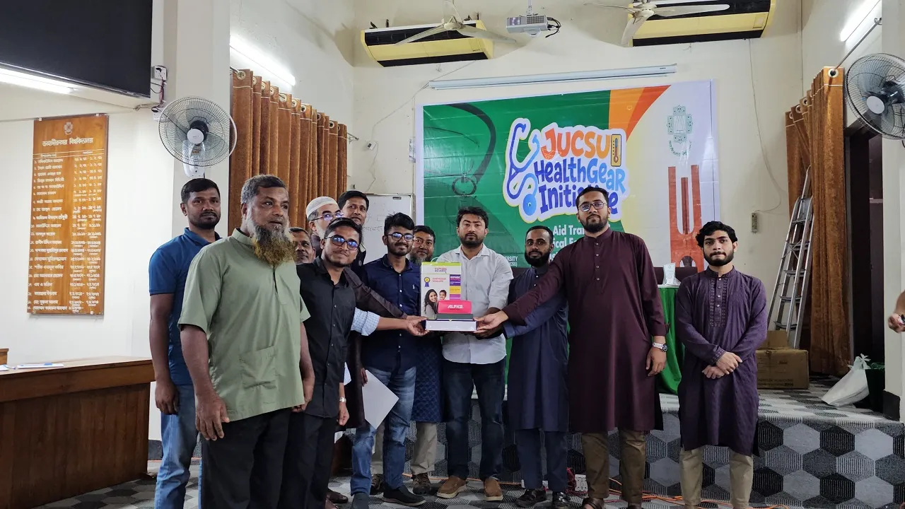 জাকসুর উদ্যোগে প্রাথমিক চিকিৎসা প্রশিক্ষণ ও সরঞ্জাম বিতরণ
