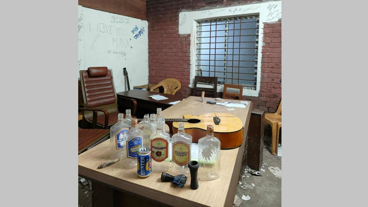 জাবিতে ৪৫তম ব্যাচের ‘র‍্যাগজোন’ থেকে মদ-গাঁজাসহ বিছানাপত্র উদ্ধার, ভবন সিলগালা