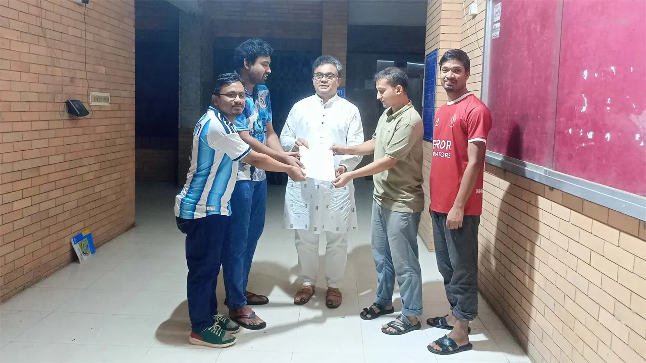 রংপুরে জাবির ভর্তি পরীক্ষা কেন্দ্রের দাবিতে ভিসি বরাবর স্মারকলিপি