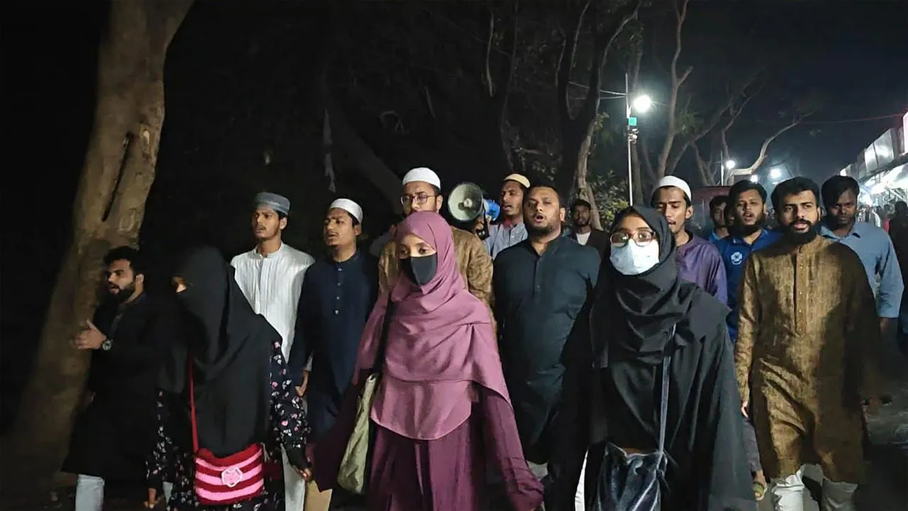 নরসিংদীসহ দেশব্যাপী ধর্ষণ ও অরাজকতার প্রতিবাদে জাকসুর বিক্ষোভ মিছিল