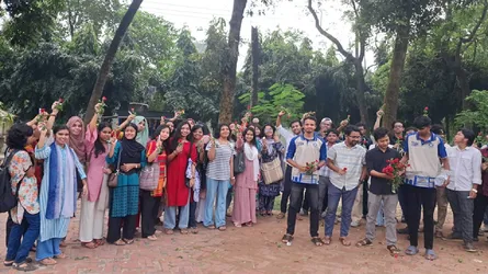 জাবিতে নবীন শিক্ষার্থীদের ফুল-কলম দিয়ে বরণ করলো ছাত্রদল
