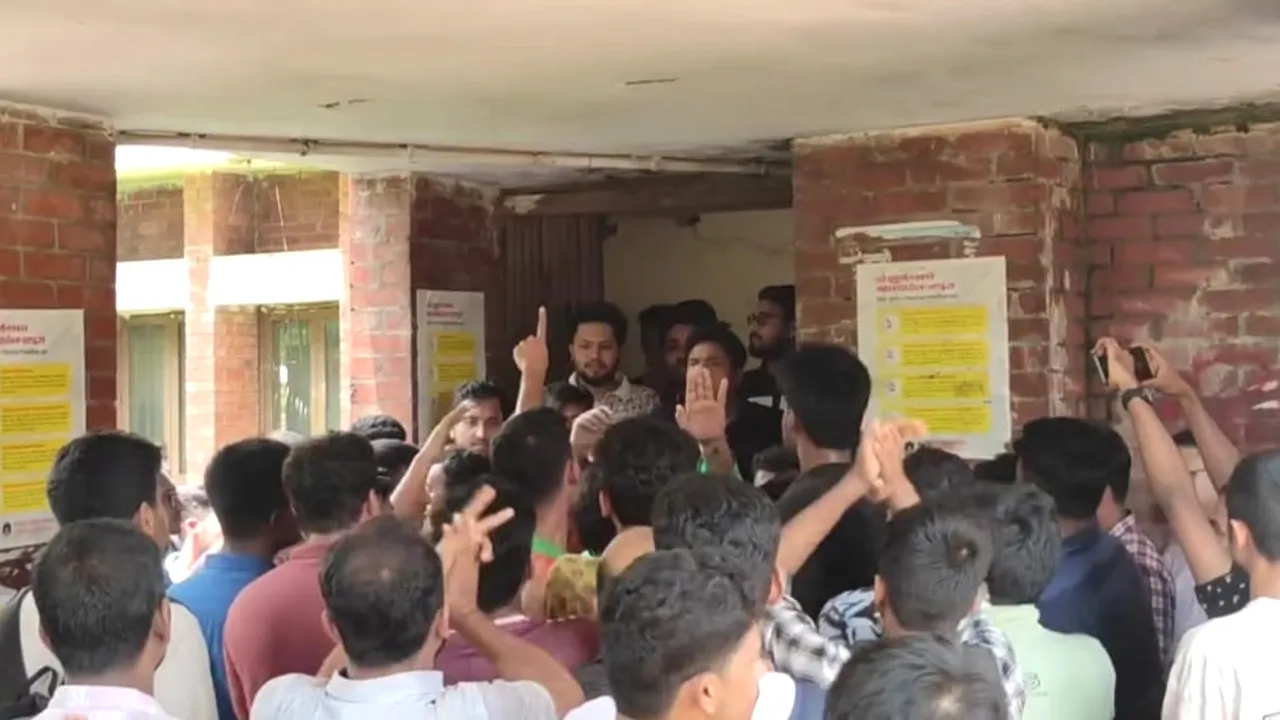 কেন্দ্রীয় সাধারণ সম্পাদকের সামনেই জাবি ছাত্রদলের দু’গ্রুপে হাতাহাতি