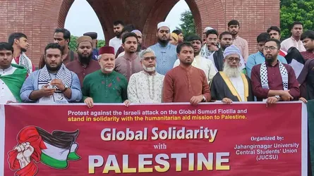 ফ্লোটিলা নৌবহরে ইসরাইলি হামলার প্রতিবাদে জাবিতে বিক্ষোভ মিছিল