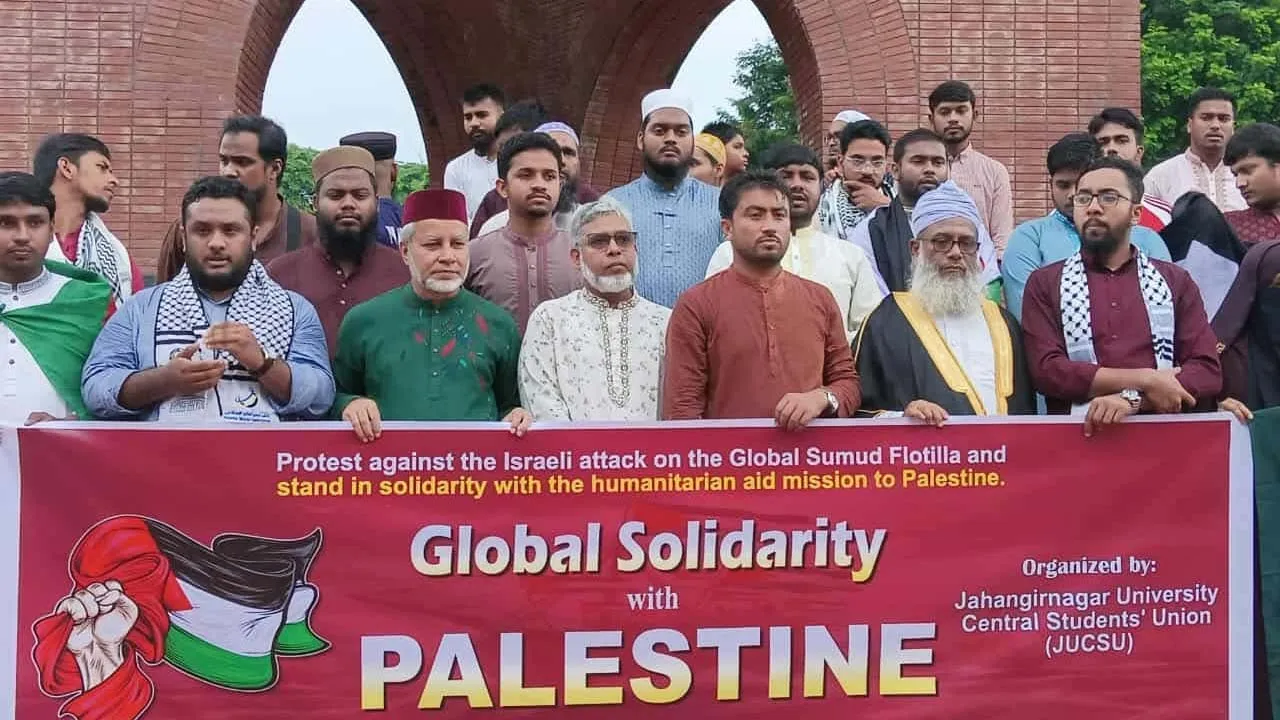 ফ্লোটিলা নৌবহরে ইসরাইলি হামলার প্রতিবাদে জাবিতে বিক্ষোভ মিছিল