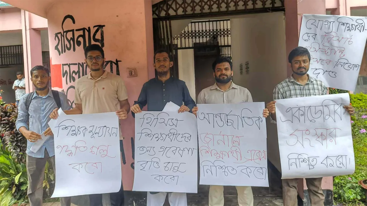 জাবিতে ১৩ দফা দাবিতে জাকসুর অবস্থান কর্মসূচি