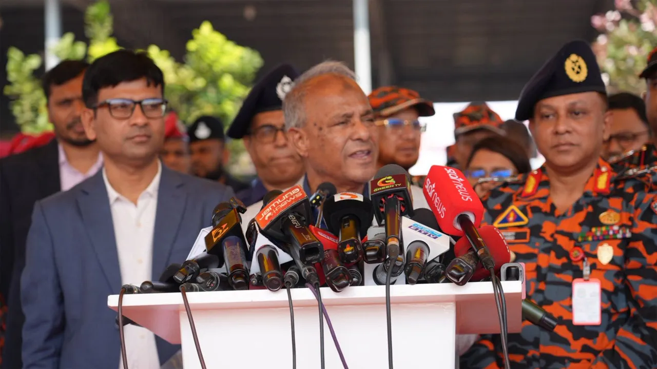 অস্ত্র উদ্ধারে সরকারের ব্যর্থতা নেই : স্বরাষ্ট্র উপদেষ্টা