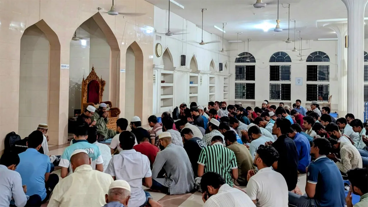 বিমান দুর্ঘটনায় নিহতদের স্মরণে জাবি শিবিরের দোয়া মাহফিল