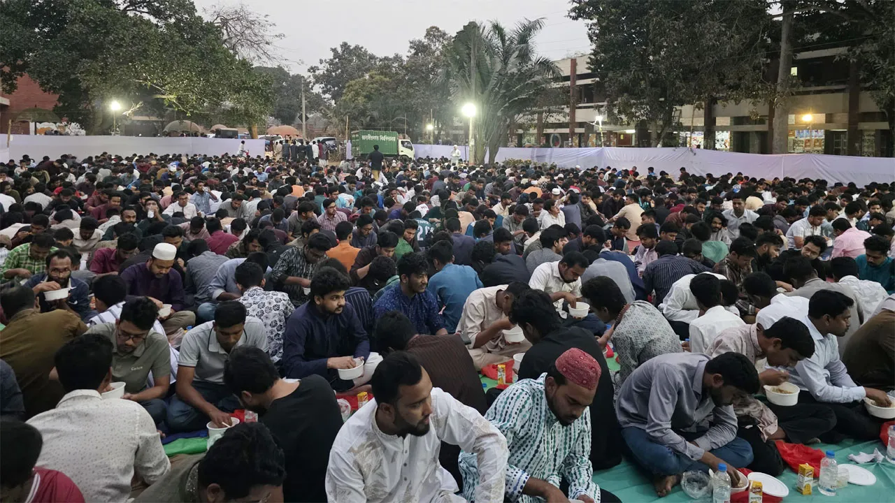 জাবিতে ১৫ শ’ রোজাদারকে ইফতার করাল ছাত্রদল