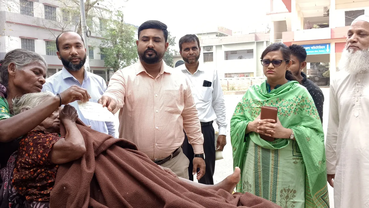 ঝিনাইদহে অসহায় পরিবারের মাঝে যাকাত ফান্ডের অর্থ বিতরণ