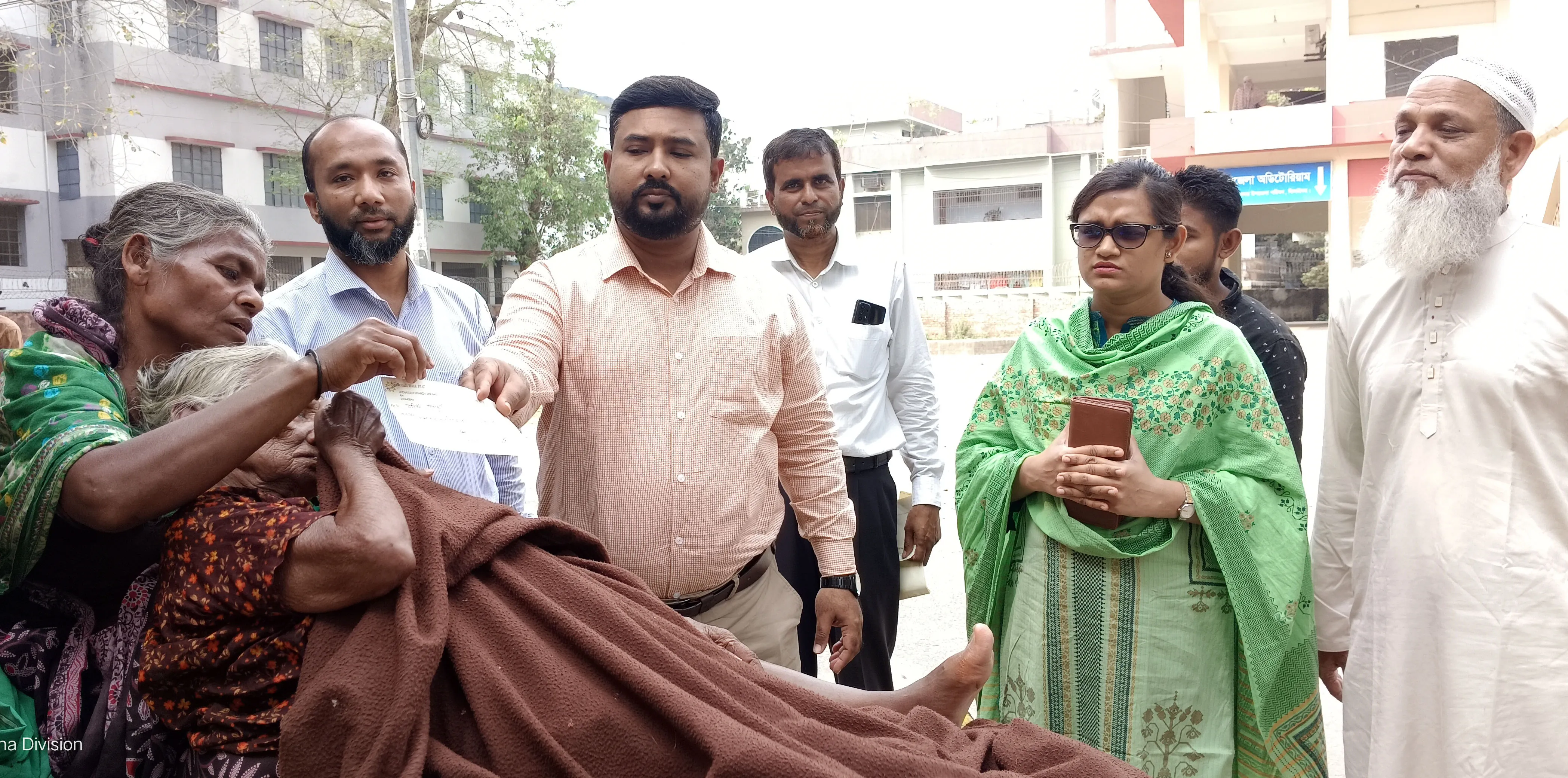 ঝিনাইদহে অসহায় পরিবারের মাঝে যাকাত ফান্ডের অর্থ বিতরণ