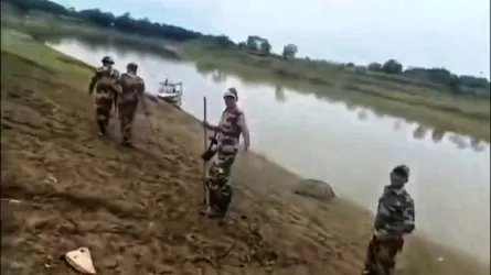 সীমান্তে কৃষকের সবজি ক্ষেত নষ্ট করে দিলো বিএসএফ, এলাকাবাসীর প্রতিরোধ