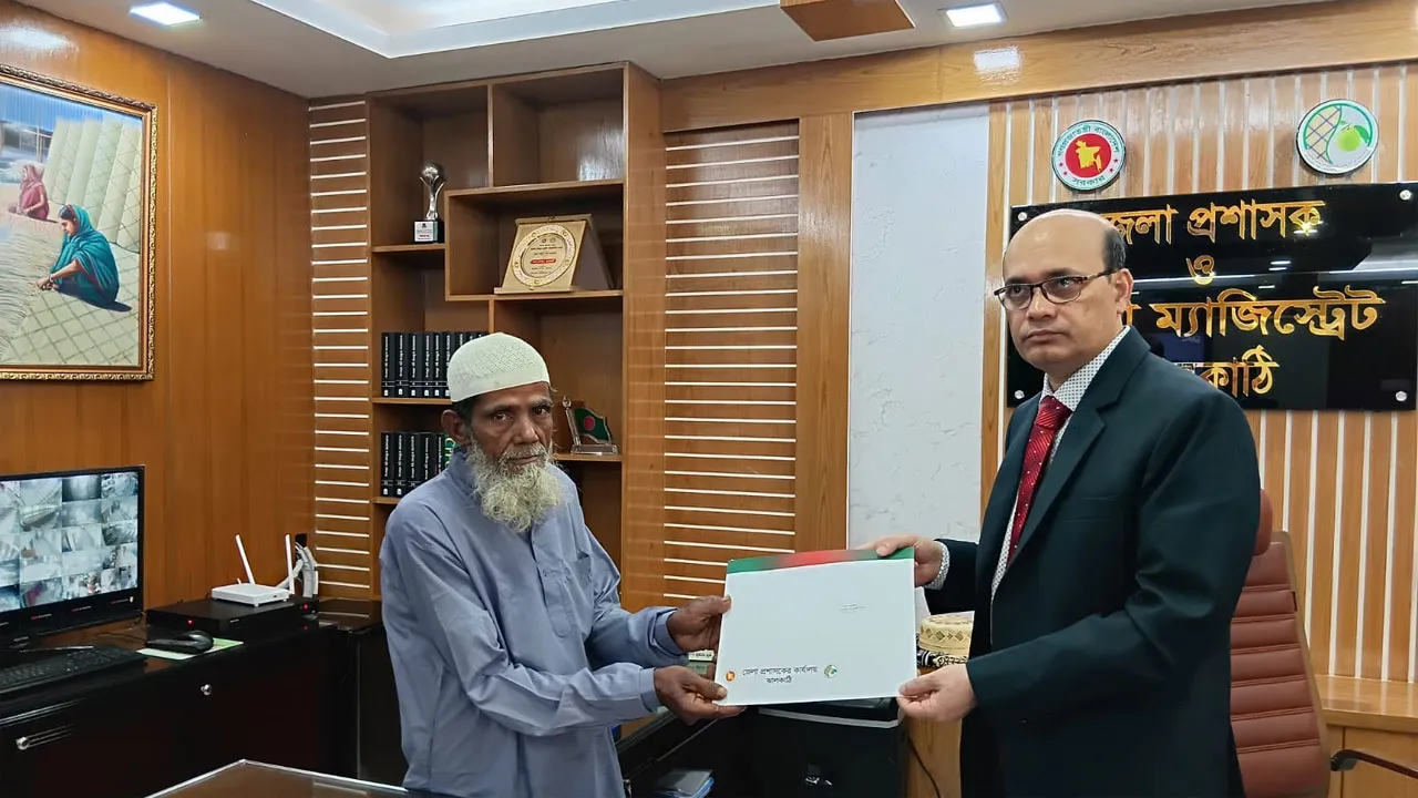 ঝালকাঠিতে জুলাই শহীদ পরিবারের মাঝে সঞ্চয়পত্র বিতরণ