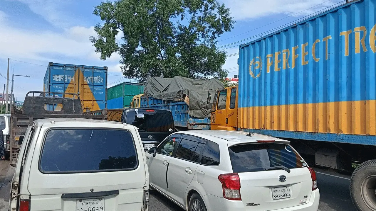 ঢাকা-চট্টগ্রাম মহাসড়কে ৫০ কিলোমিটার যানজট, দুর্ভোগে যাত্রীরা