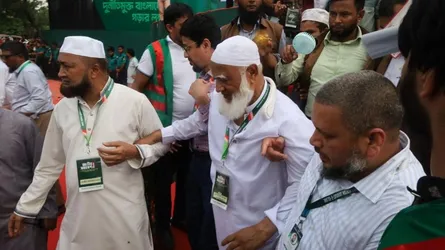 চিকিৎসা নিয়ে হাসপাতাল থেকে বের হলেন জামায়াত আমির