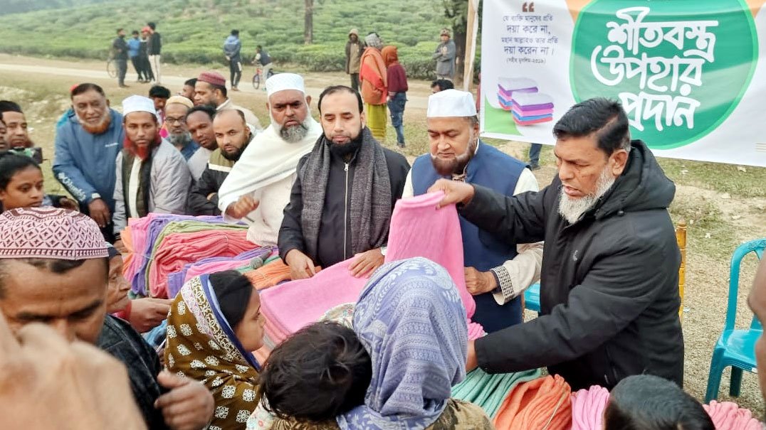 Jamaat-distributes-winter-clothes-among-tea-workers-in-Sylhet